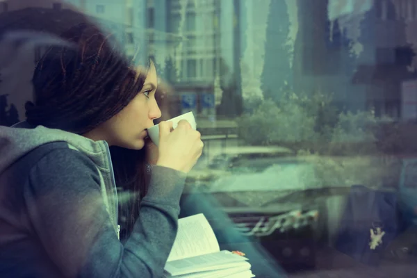 Dziewczyna siedzi w lokalu city café — Zdjęcie stockowe