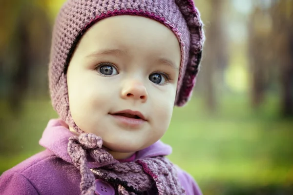 Bambina nel parco autunnale — Foto Stock