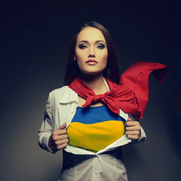 Femme avec chemise aux couleurs de l'ukraine — Photo