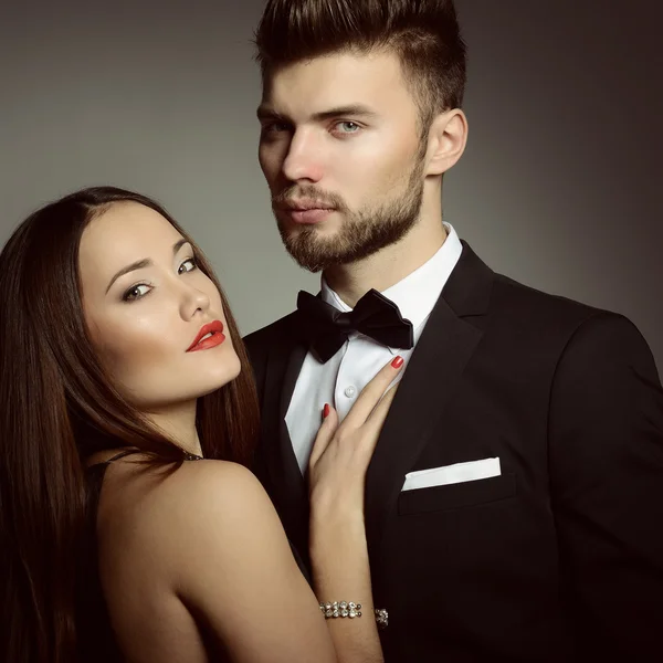 Mooie jonge man en vrouw — Stockfoto