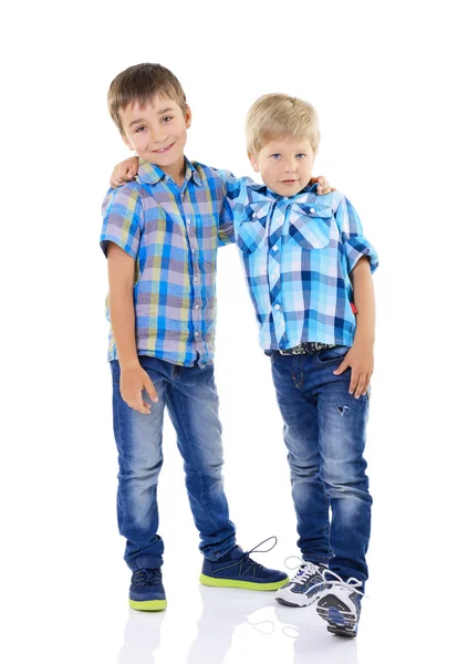 Jongens in blauwe ingecheckte shirts — Stockfoto