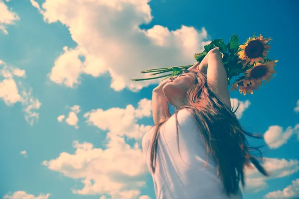 Schoonheid vrouw bedrijf zonnebloemen — Stockfoto