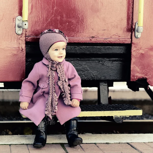Маленькая симпатичная девочка — стоковое фото