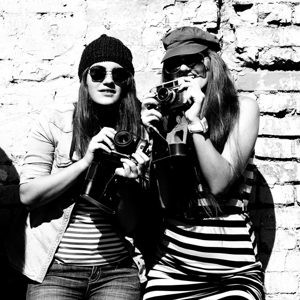 Meisjes met vintage camera 's — Stockfoto