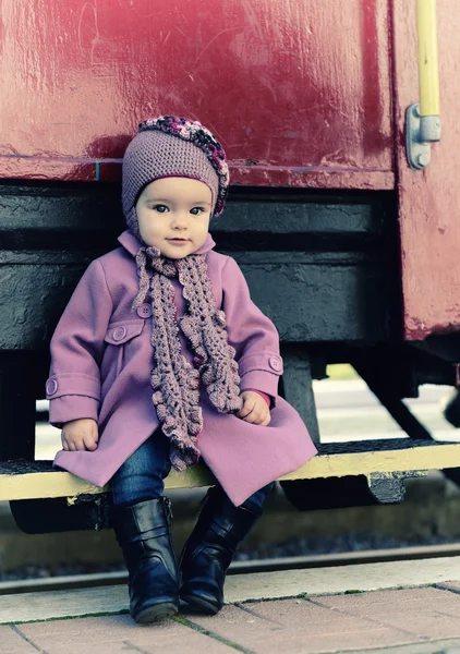 Маленькая симпатичная девочка — стоковое фото