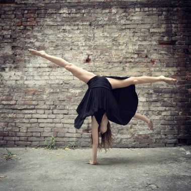 dans siyah elbiseli kız