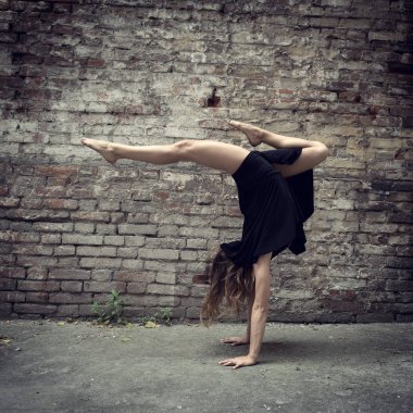 dans siyah elbiseli kız