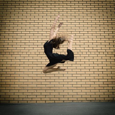 dans siyah elbiseli kız