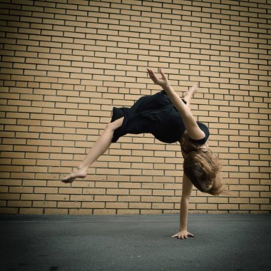 dans siyah elbiseli kız