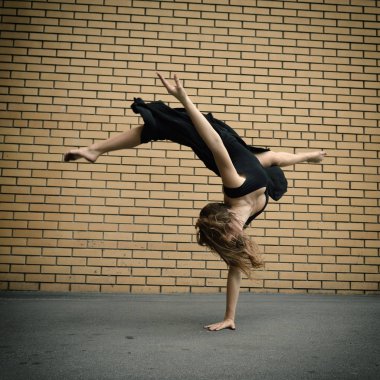 dans siyah elbiseli kız