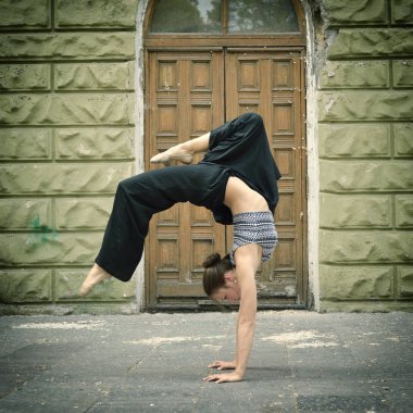 sokakta açık dans kızı