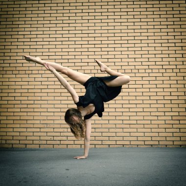 dans siyah elbiseli kız