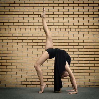 dans siyah elbiseli kız