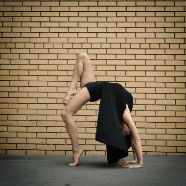 dans siyah elbiseli kız