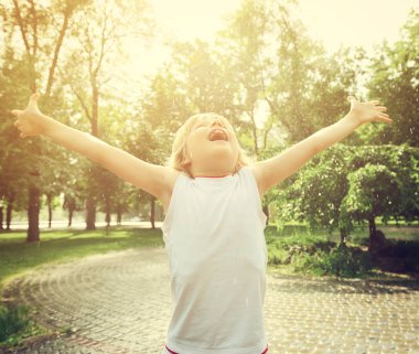 yaz yağmuru çocukta