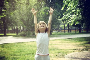 yaz yağmuru çocukta