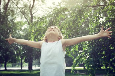 yaz yağmuru içinde mutlu çocuk