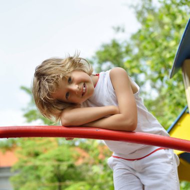 Parkta oynayan çocuk