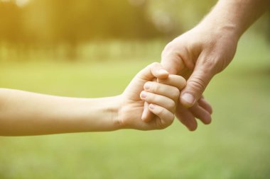 Baba ve çocuğun elleri 