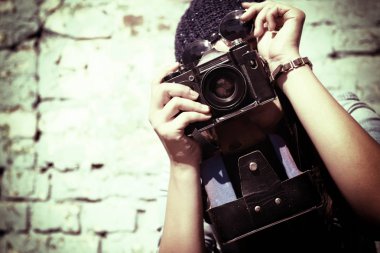 kadın holding retro kamera