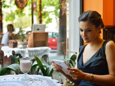  kadın holding dijital tablo