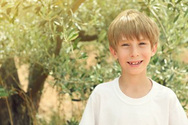 zeytin ağaçları Bahçe içindeki çocuk