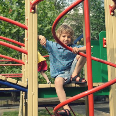 Yaz parkta oynayan çocuk