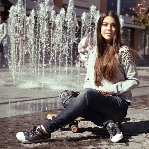 Hermosa chica cerca de la fuente — Foto de Stock