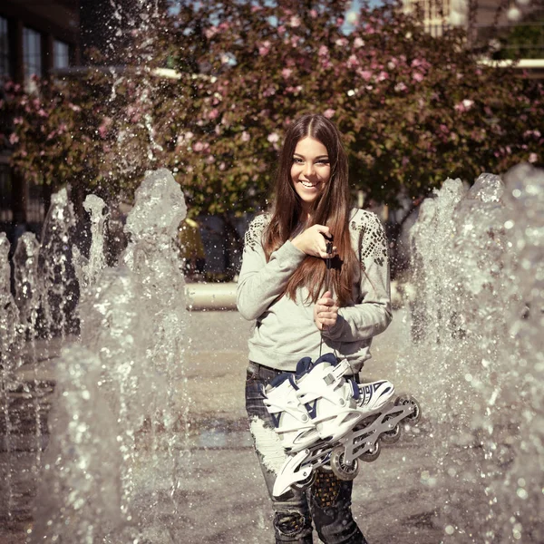 Hermosa chica cerca de la fuente — Foto de Stock
