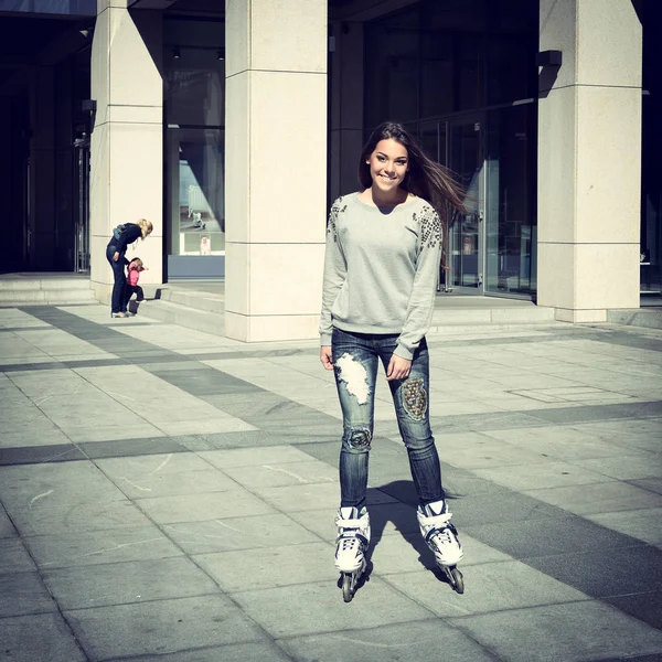Chica con patines —  Fotos de Stock
