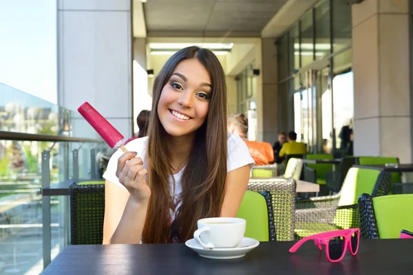 Woman eating ice cream — Stock Photo, Image