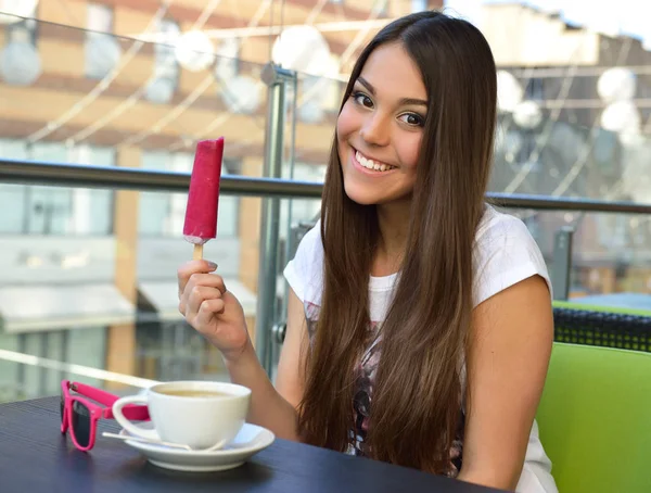 Vrouw in Cafe met ijs — Stockfoto