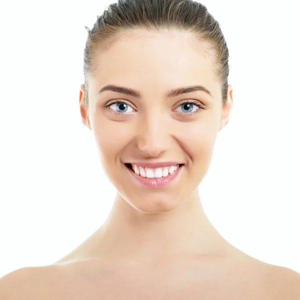 Jovem mulher com rosto limpo — Fotografia de Stock
