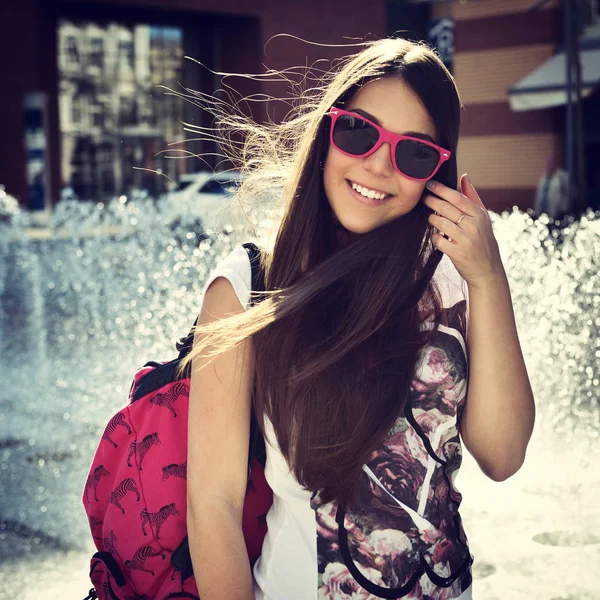 Mädchen in der Nähe von Brunnen im Sommer — Stockfoto