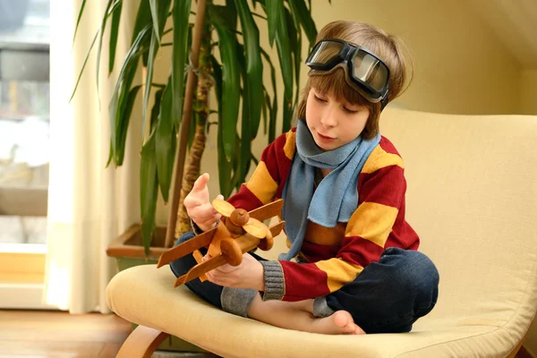 Chlapec hrát s rovinou — Stock fotografie