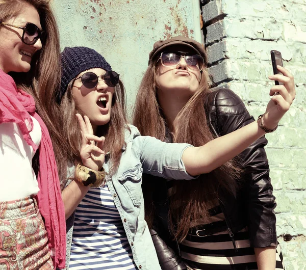 Chicas hermosas con teléfono inteligente —  Fotos de Stock