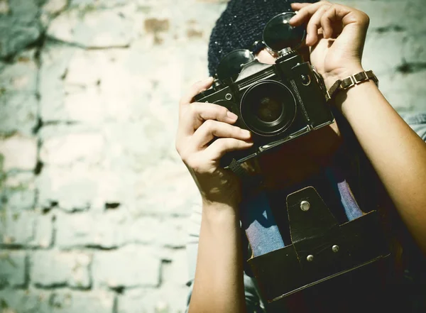 Filles avec des caméras vintage — Photo