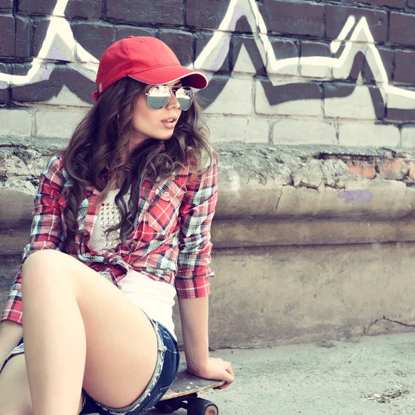 Beautiful girl with skateboard — Stock Photo, Image