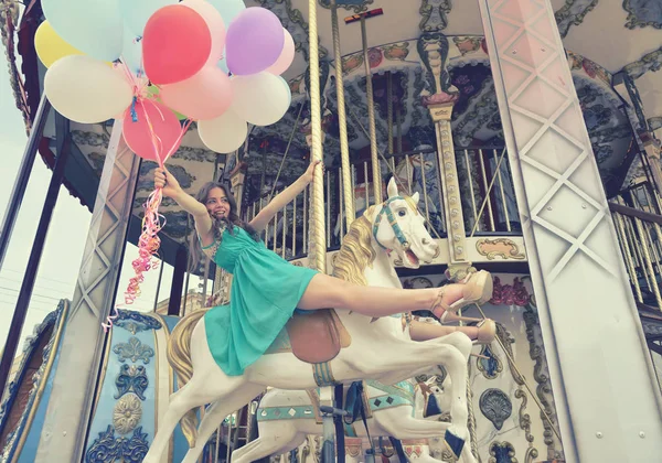 Femme heureuse sur le carrousel — Photo