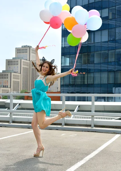 Χαριτωμένο γυναίκα με χρωματιστά μπαλόνια — Φωτογραφία Αρχείου