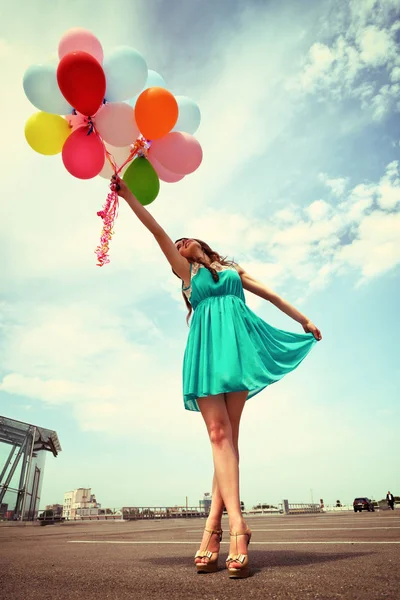 Donna romantica con palloncini — Foto Stock