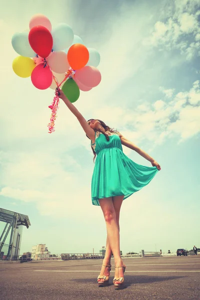 Balonlar ile romantik kadın — Stok fotoğraf
