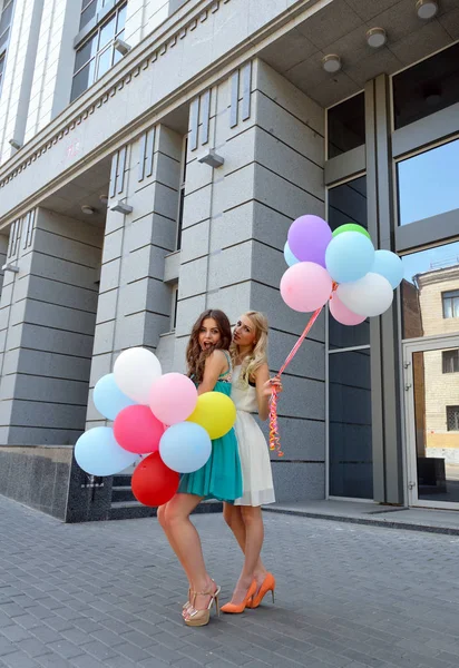 Meninas românticas com balões — Fotografia de Stock