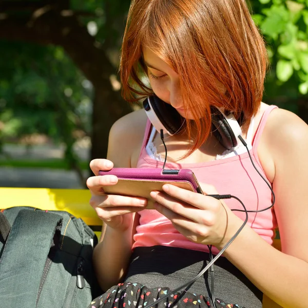 Menina se divertir com o smartphone — Fotografia de Stock