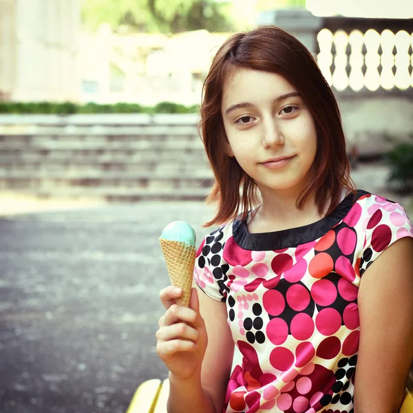 Adolescente chica come helado — Foto de Stock