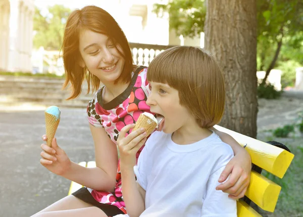 Niños comiendo helado —  Fotos de Stock