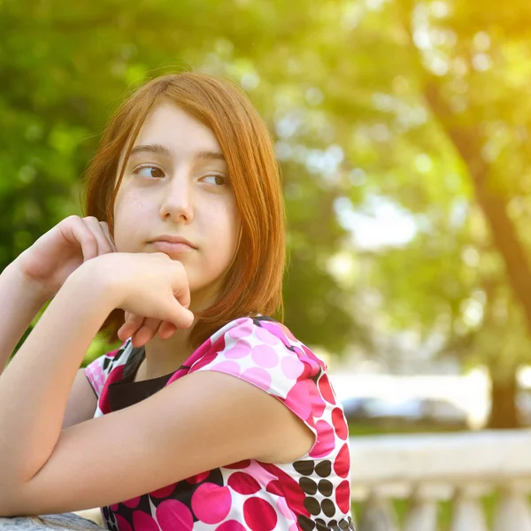 Jong meisje alleen in park — Stockfoto