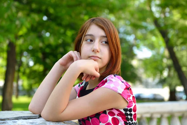 Ung flicka ensam i parken — Stockfoto