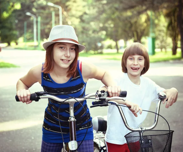 Two children with bike — Stock Photo, Image
