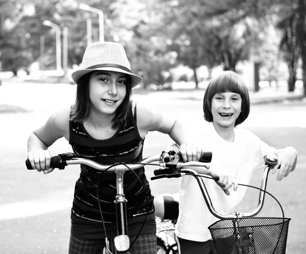 自転車で 2 人の子供 — ストック写真